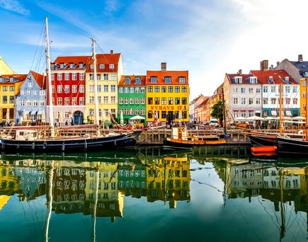 verschiedene bunte Häuser Am Ufer in Kopenhagen