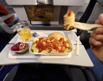 Essen im Flugzeug, Nudeln, Lolli, Schokodessert