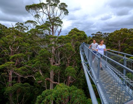 Paar läuft über Metallhängebrücke