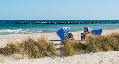 Blick auf weißen Strand
