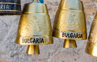 Eine Reihe von traditionellen bulgarischen Glocken.