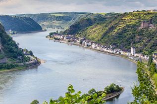 Blick auf die Loreley Figur und Rheintal Landschaft in Sankt Goarshausen