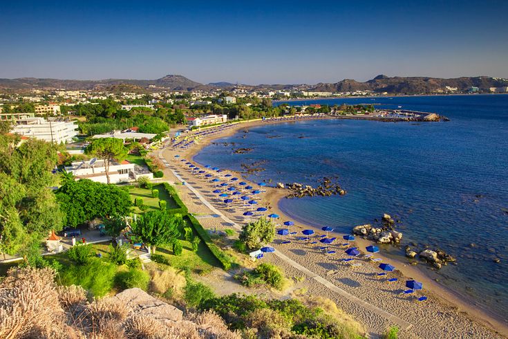 Blick aus der Vogelperspektive auf Faliraki und seinen langen Sandstrand.