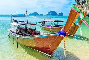 bunte Fischerboote in Thailand