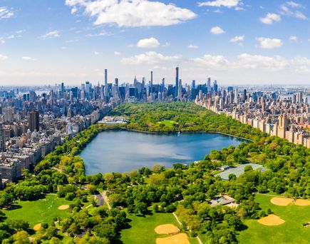 Aus der Vogelperspektive Blick auf den Central Park in New York. Umgeben von vielen, meist hohen Gebäuden.