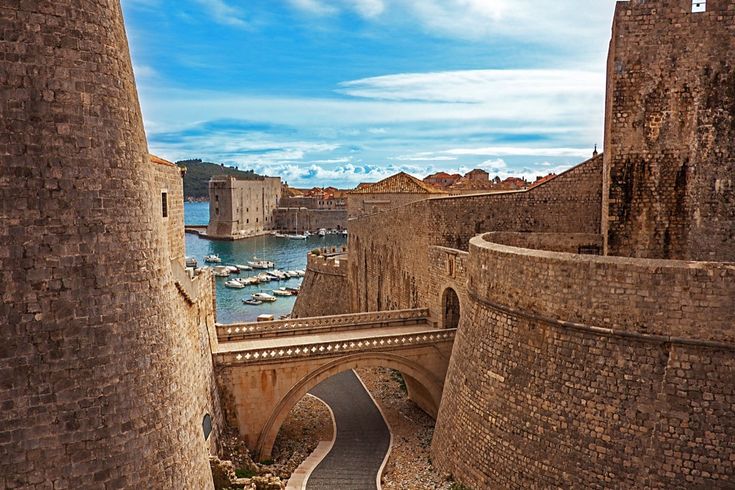Eine Ansicht der Altstadt von Dubrovnik von einer Burg aus.