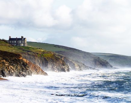 Strand und Klippen im Porthleven Cornwall