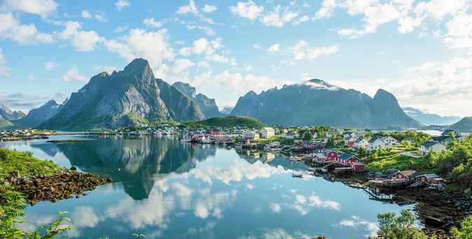 Kleiner Ort direkt am Fjord mit bunten Häusern