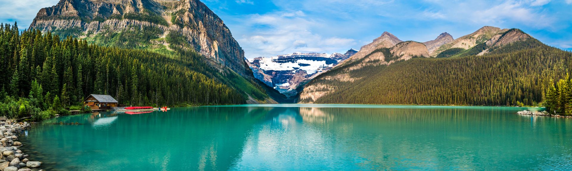 Eine atemberaubende Luftaufnahme des Moraine Lake und des Lake Louise im Banff Nationalpark, Kanada, mit ihren leuchtend blauen Gewässern, die von majestätischen Rocky Mountains umgeben sind.