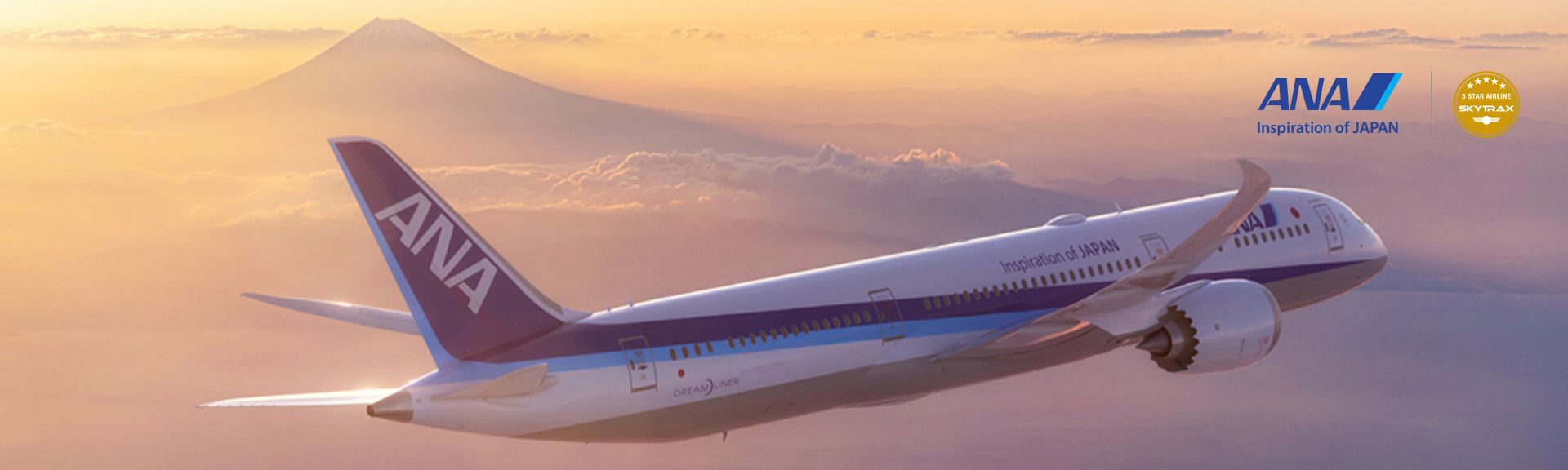 ANA Flugzeug befindet sich über den Wolken