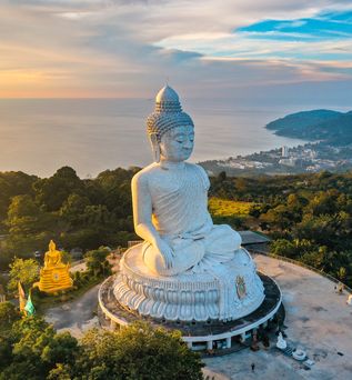 Luftaufnahme des Big Buddha Aussichtspunkts bei Sonnenuntergang in der Provinz Phuket, Thailand