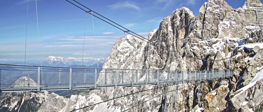 Nervenkitzel auf Österreichs höchster Hängebrücke am Dachstein