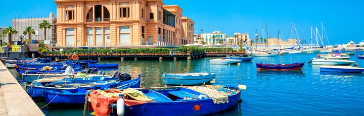 Bari am Hafen mit Fischerboot.