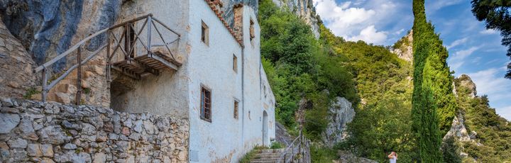 Ein schmaler Wanderweg in den Bergen.