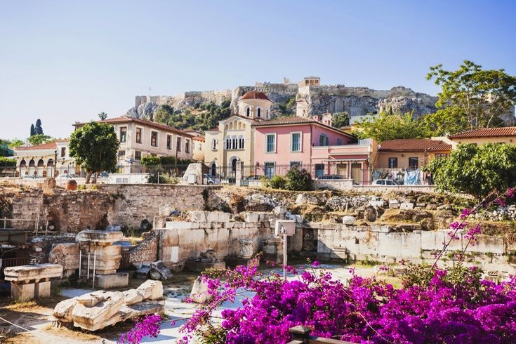 Eine Stadtansicht von Athen, Griechenland, mit weißen Gebäuden und blühenden Blumen.