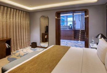 Hotel, Queen Elizabeth 2