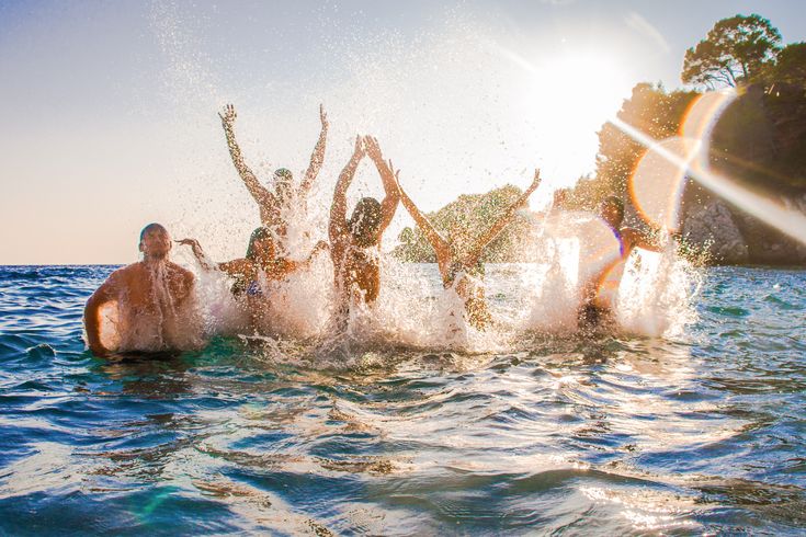 Eine Gruppe von Menschen, die im Meer planscht.