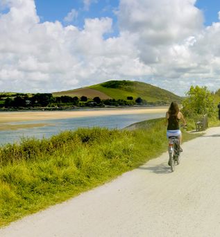 England per E-Bike See im Hintergrund