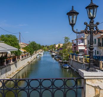 Lefkimme Blick auf Kanal mit Booten