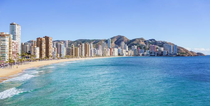 Blick auf die Bucht Playa la Levante in Benidorm, Strand, Meer und im Hintergrund Häuser