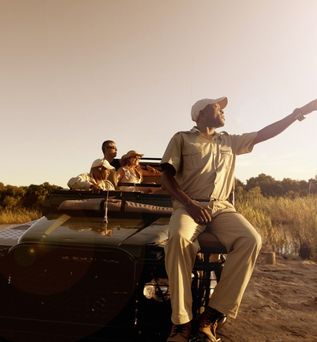 RAnger im Jeep auf einer Safari