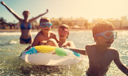 Familie spielt im Meer