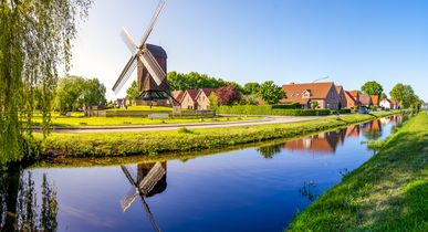 Landschaft mit Fluss und Windmühle