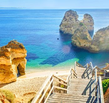 Eine felsige Küstenlandschaft mit natürlichen Brücken und türkisfarbenem Wasser.