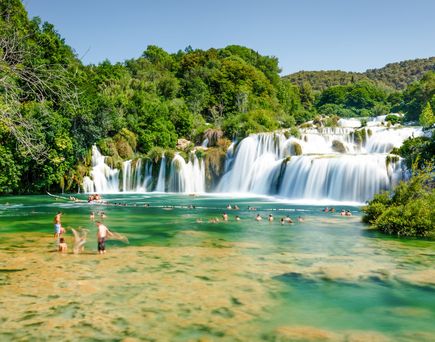 Ein großer Wasserfall, der über eine Felskante stürzt.