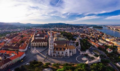 Die Matthiaskirche in Budapest, Ungarn, ist eine prächtige gotische Kirche mit einem bunten Ziegeldach und filigranen Verzierungen.