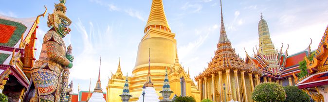 Goldener Tempel im Wat Phra Kaeo in Bangkok – Die prachtvolle Tempelanlage des Wat Phra Kaeo erstrahlt in goldenem Glanz als spirituelles Herzstück Thailands.