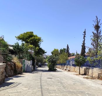 Blick über ein Gässchen in Petralona, links und rechts Wohnhäuser.