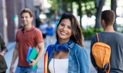 Studentin auf dem Weg zur Uni