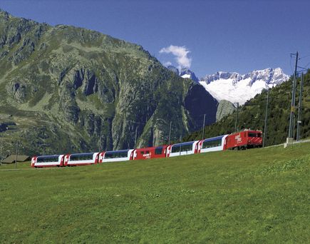 Glacier Express fährt vor Alpenpanorama
