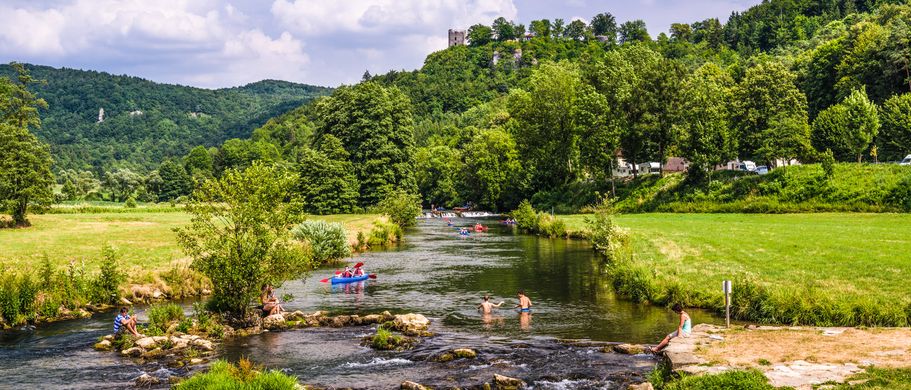 Baden vor der Kulisse der Burgruine in Streitberg