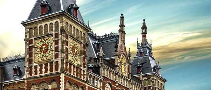 Dreh- und Angelpunkt im Alltag eines jeden Amsterdamers: Das rote Backsteingebäude von Amsterdam Centraal