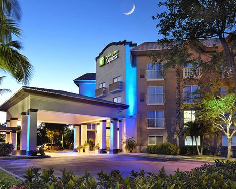Holiday Inn Express & Suites Naples Downtown - 5th Avenue-0