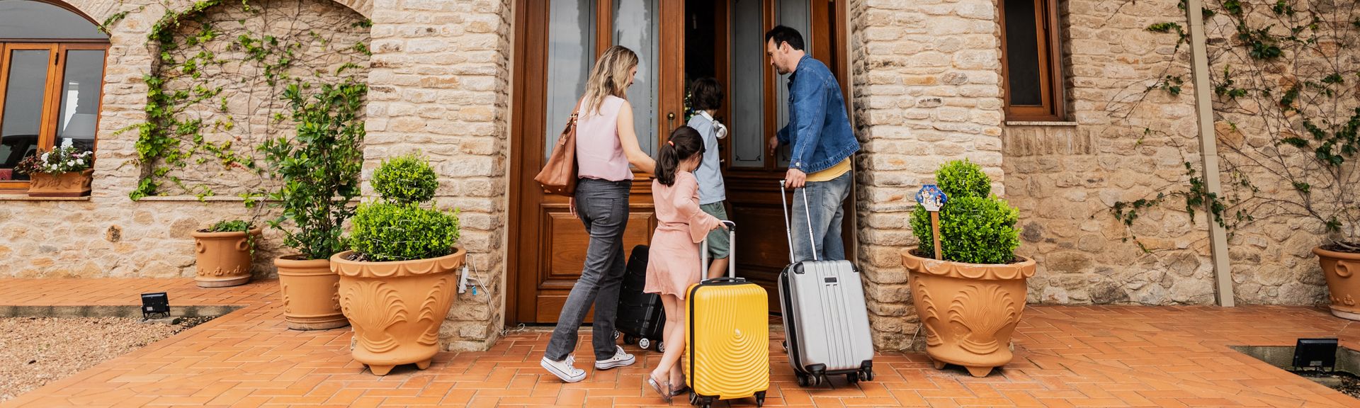 Familie checkt im Ferienhauis ein