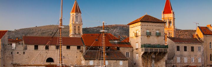 Die Stadt Split mit einem Hafen und Gebäuden am Wasser.