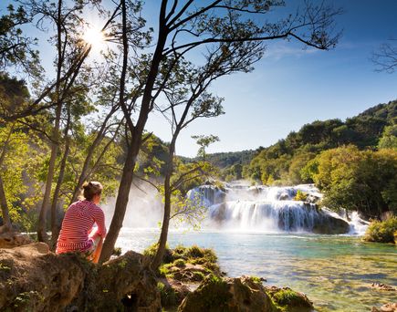 Die beeindruckenden Wasserfälle des Skradinski Buk im Krka-Nationalpark, Kroatien, mit kaskadierendem Wasser, das über natürliche Travertin-Barrieren fließt, umgeben von üppigem Grün.