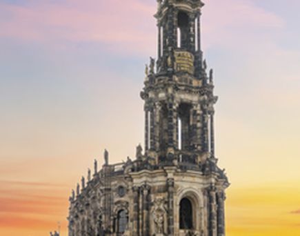 Ein historisches Gebäude mit einem Turm in einer Stadt.