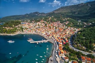 Blick über Igoumenitsa. Häuser am Hafen, einige Fischerboote im Wasser