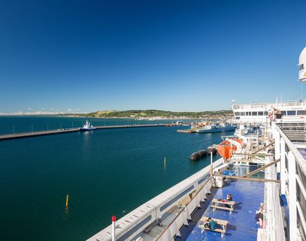 Blick aufs Meer von Deck eines Schiffs