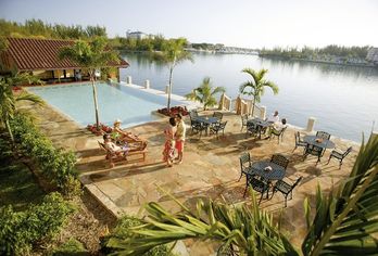 Hotel, Pelican Bay 