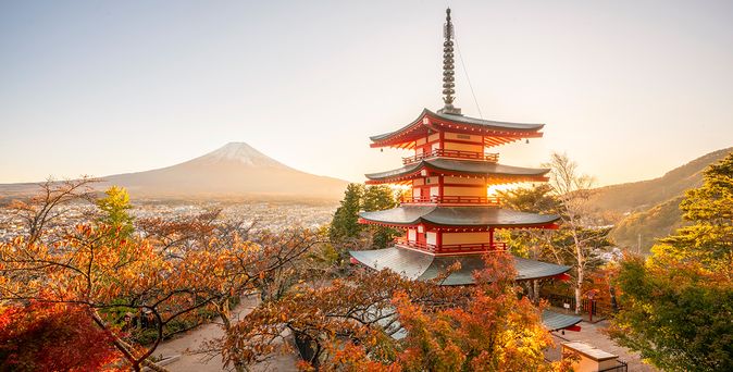 Blick auf Japans Berge vorbei an asiatischem Gebäude