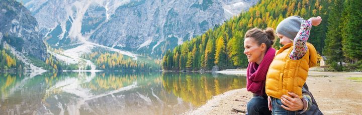 Südtirol Mutter mit Sohn am See