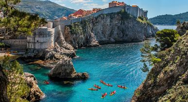 Eine Luftaufnahme von Dubrovnik, Kroatien, mit Kajakfahrern im Wasser.
