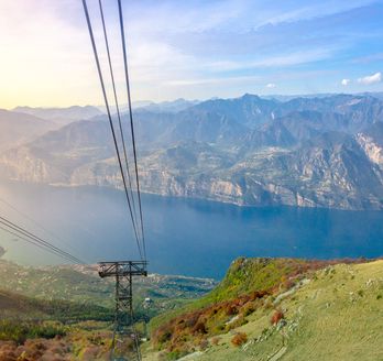 Monta Baldo mit Blick auf die Seilbahn bergabwärts und Blick auf den See.