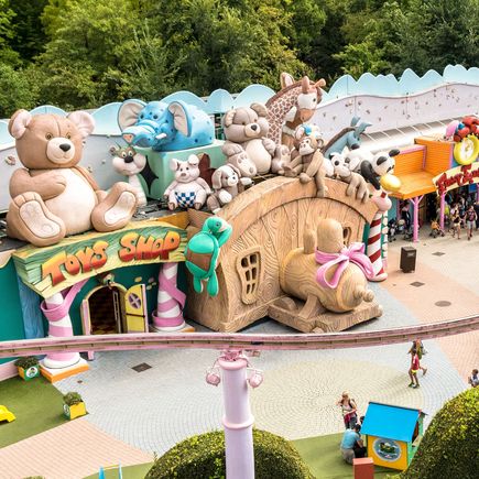 Camping Italien Urlaub Reisen Blick in den Gardaland Freizeitpark
