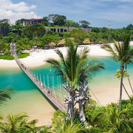 Hängebrücke über Wasser am Strand von Singapur